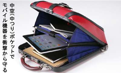 ipadケース、タブレットに対応した内側ポケットがついた　ipadダレスバッグ
